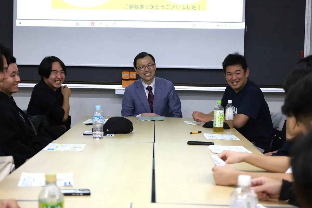 笑顔を交えながら議論する一同